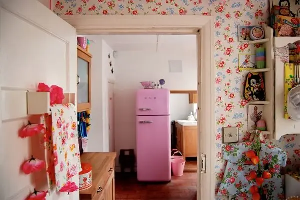 cozinha vintage rosa geladeira colorida