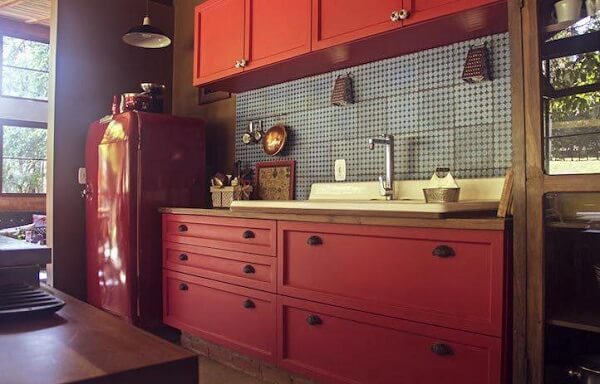cozinha vintage vermelha móveis em madeira