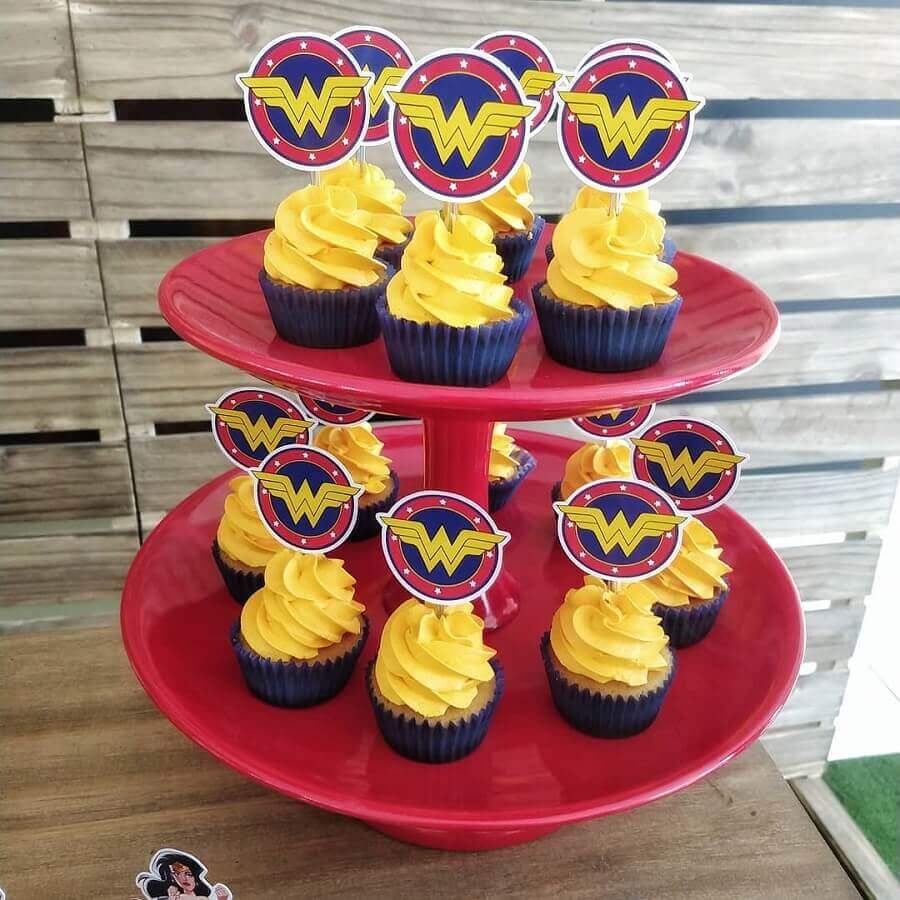 cupcakes para festa mulher maravilha Foto Cherry Bomb Artes e Festas