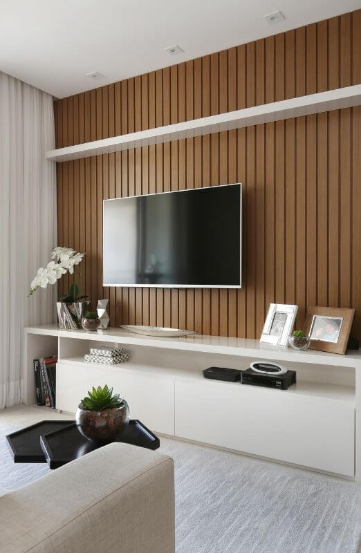 Sala de estar com painel de madeira para tv 
