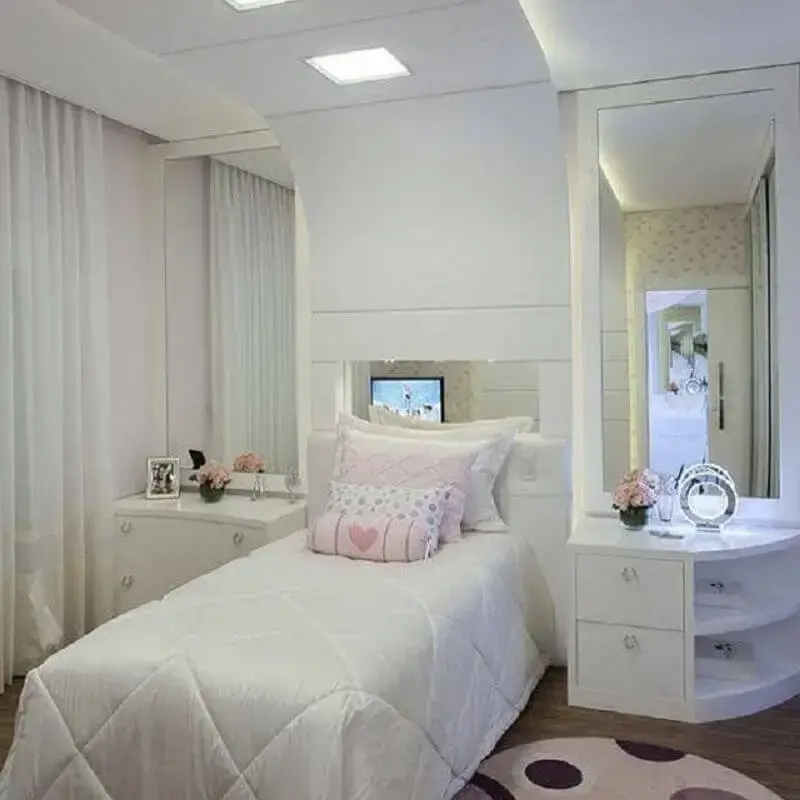 decoração de quarto de menina planejado todo branco Foto Iara Kilaris