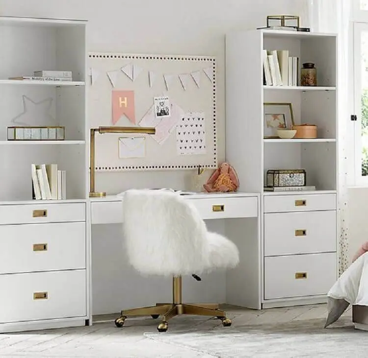decoração clean com escrivaninha com estante e gavetas Foto RH Baby & Child