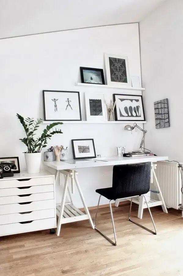 decoração clean para home office com cadeira preta moderna Foto We Heart It