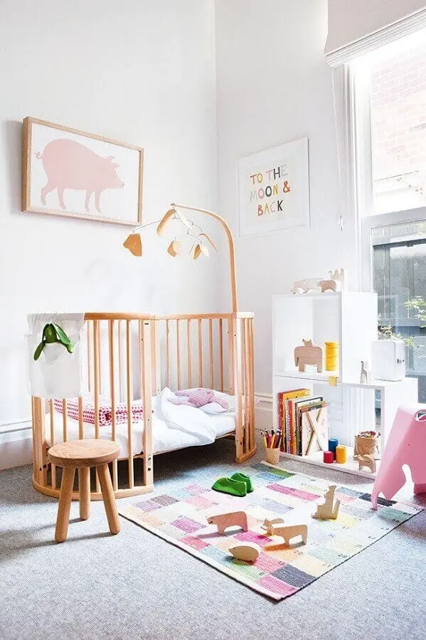 decoração clean para quarto de menina bebê com berço de madeira Foto HappyShappy