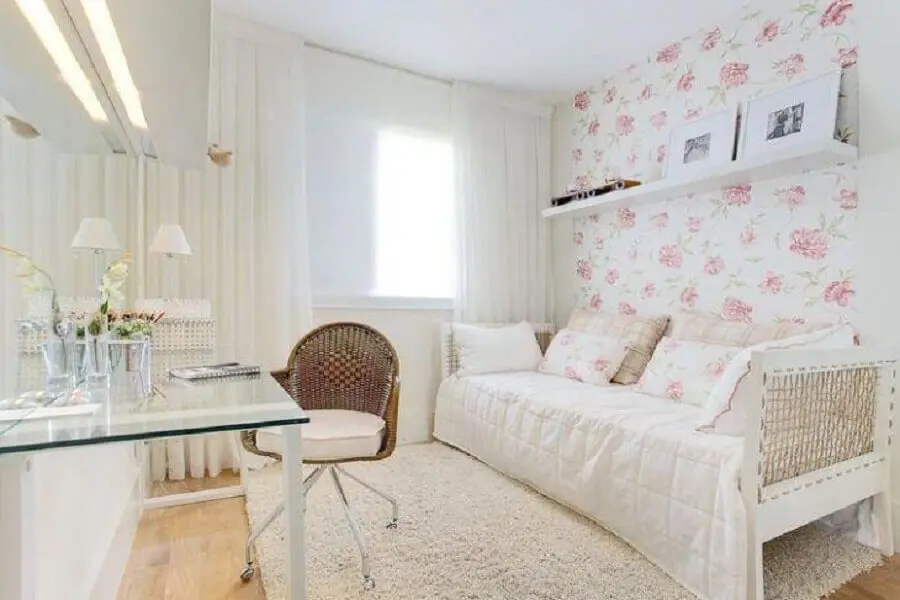 decoração clean para quarto de menina branco com bancada de vidro e papel de parede floral Foto Sesso & Dalanezi Arquitetura + Design