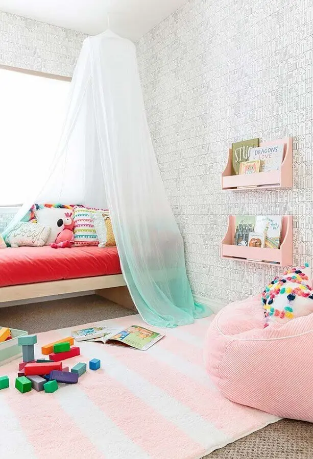 decoração clean para quarto de menina com papel de parede de tijolinho e nichos cor de rosa Foto Homes for Hetalians