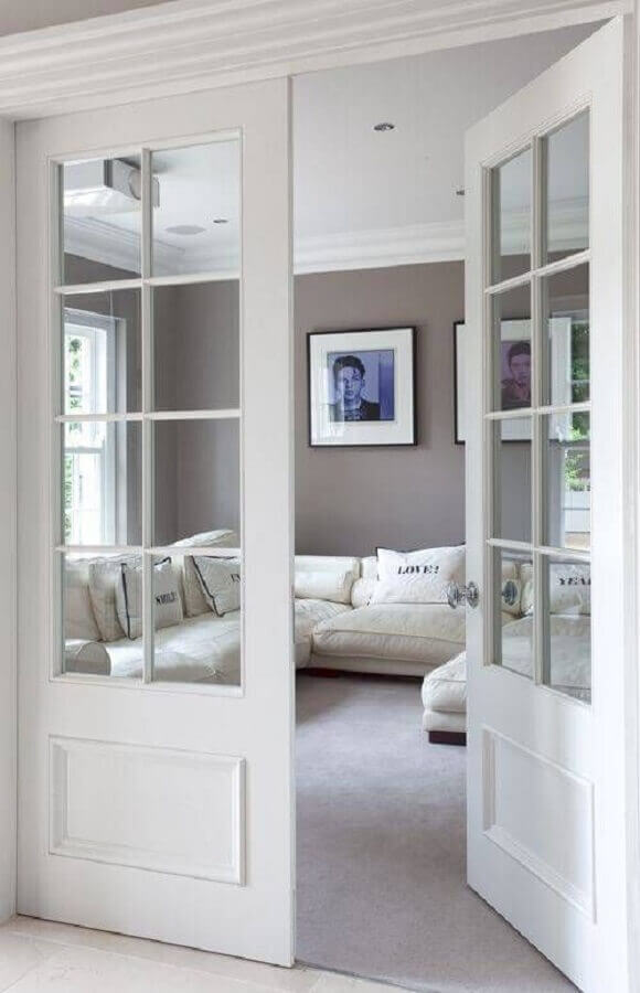 decoração clean para sala com porta francesa branca Foto Revista VD