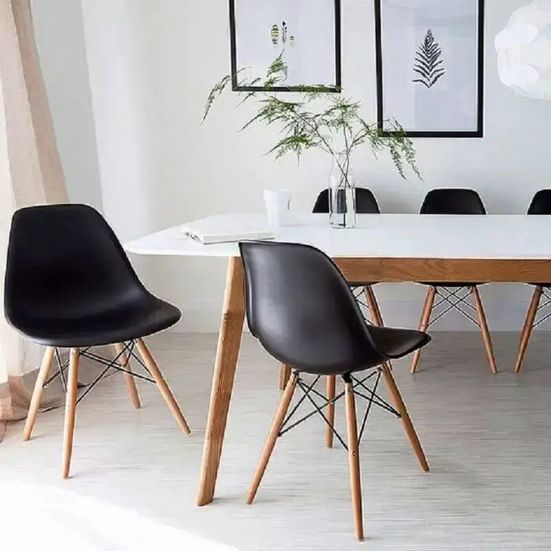 decoração clean para sala de jantar com mesa de madeira branca e cadeira eames preta Foto Essência Móveis de Design