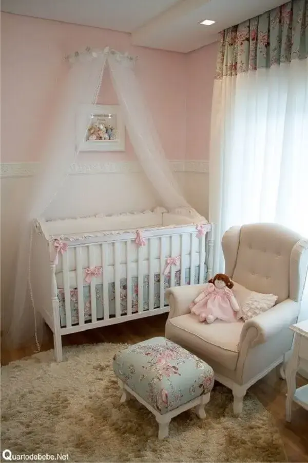 decoração clássica com estilo romântico para quarto de bebê rosa e branco Foto Pinterest