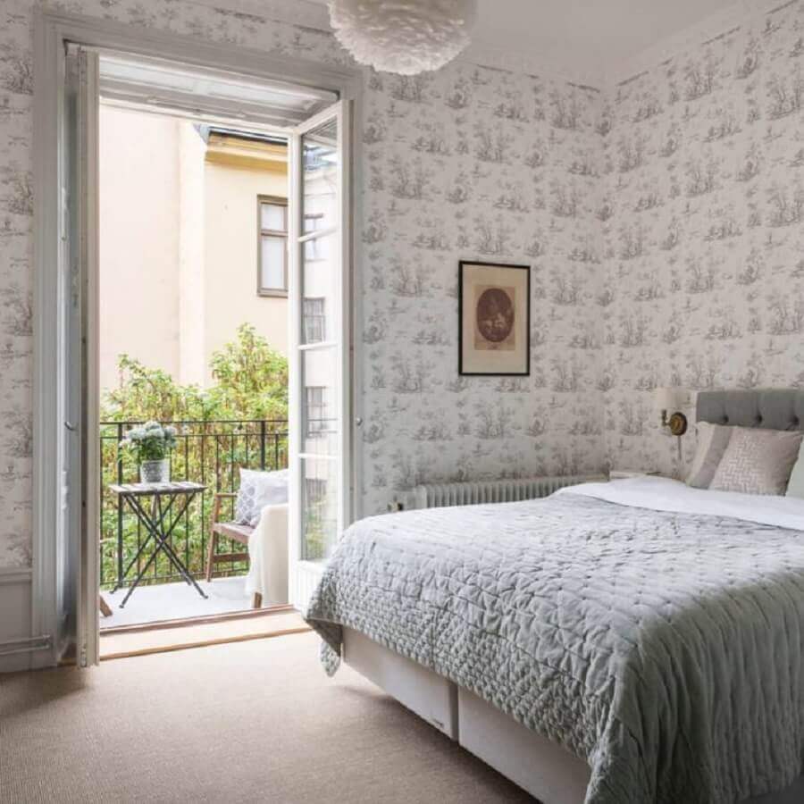 decoração clássica para quarto de casal com porta francesa branca Foto Alexander White