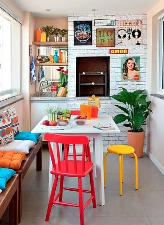decoração colorida para área gourmet pequena e simples de apartamento Foto Fashionismo