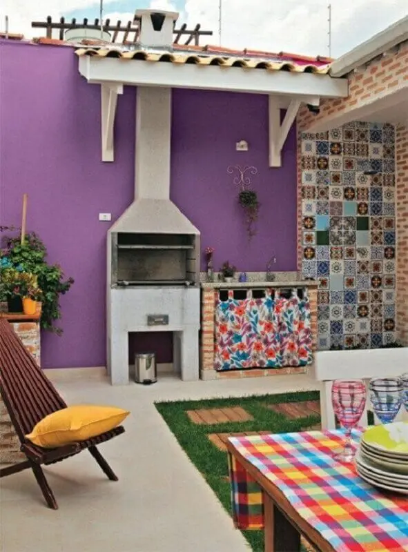 decoração colorida para área gourmet simples com churrasqueira Foto Larissa Carbone Arquitetura