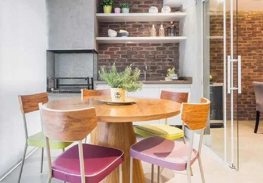decoração com cimento queimado e mesa redonda para apartamento com área gourmet simples Foto Pinterest
