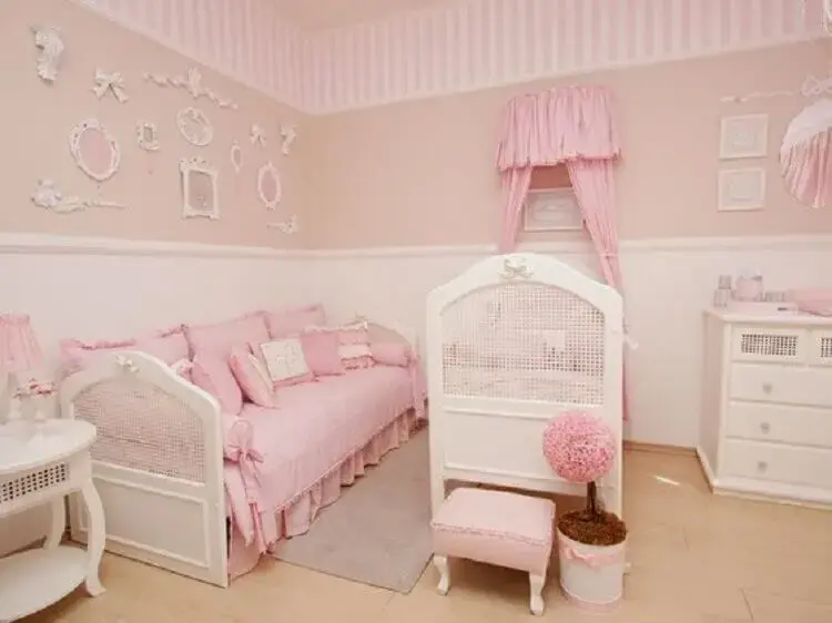 decoração com estilo clássico para quarto de bebê rosa e bege Foto Pinterest