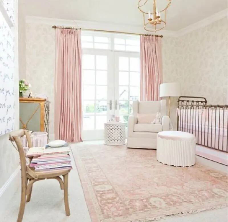 decoração com estilo clássico para quarto de bebê rosa e branco Foto Pinterest