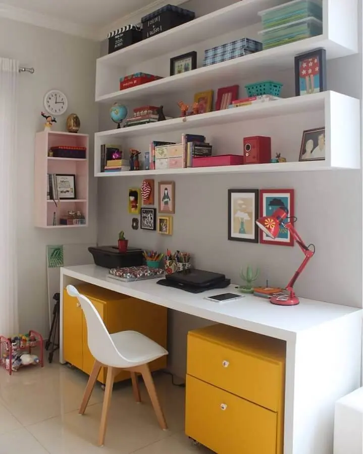 decoração com mesa de escritório branca com gaveteiro amarelo Foto Mari Gusmão