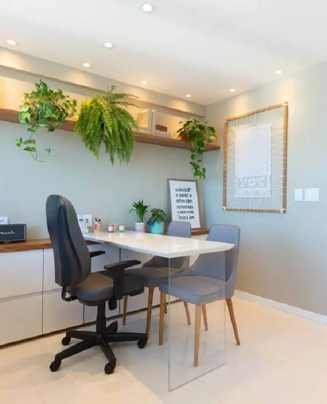 decoração com mesa de escritório branca com perna de vidro Foto Raiane Calistrato Arquitetura