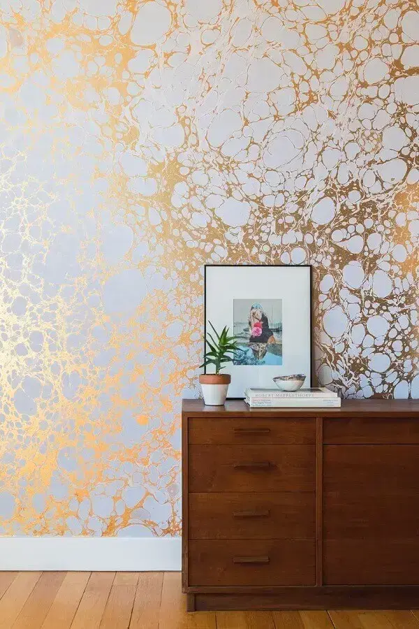 decoração com papel de parede com acabamento metalizado Foto Pinterest
