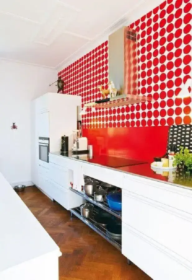 decoração com papel de parede para cozinha branca e vermelha Foto Total Construção