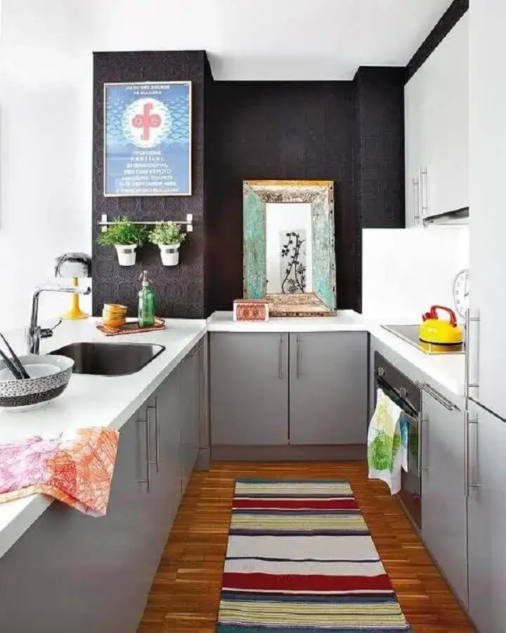 decoração com papel de parede preto para cozinha corredor planejada Foto Decoholic