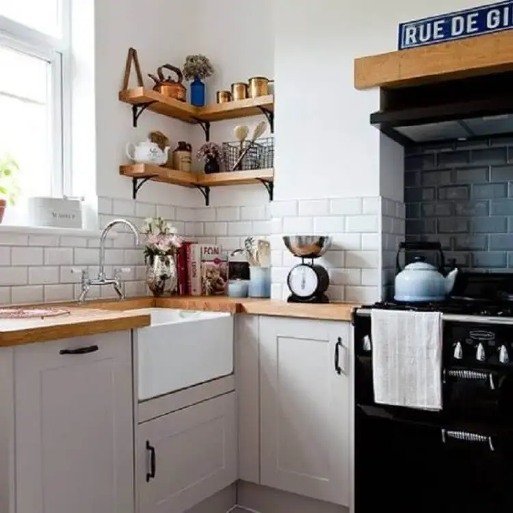 decoração com prateleira de canto de madeira para cozinha planejada Foto Dcore Você