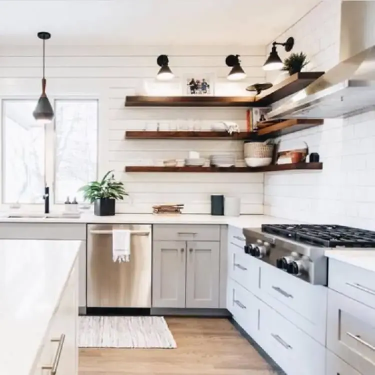 decoração com prateleira de canto de madeira para cozinha planejada clean Foto House Beatiful