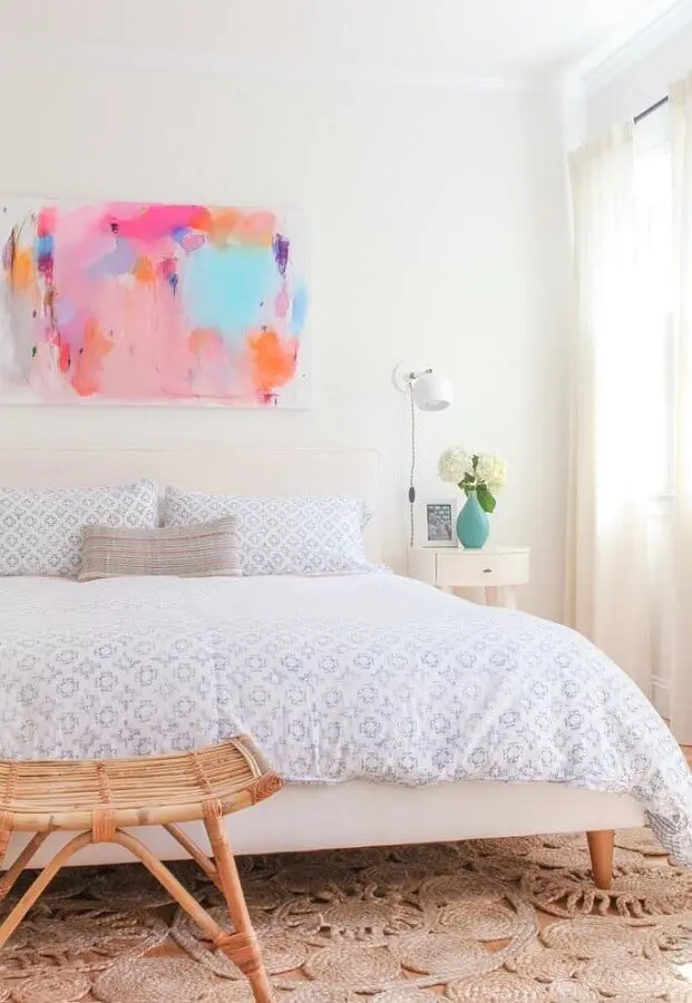 decoração com quadro abstrato colorido para quarto simples todo branco Foto Só Decor