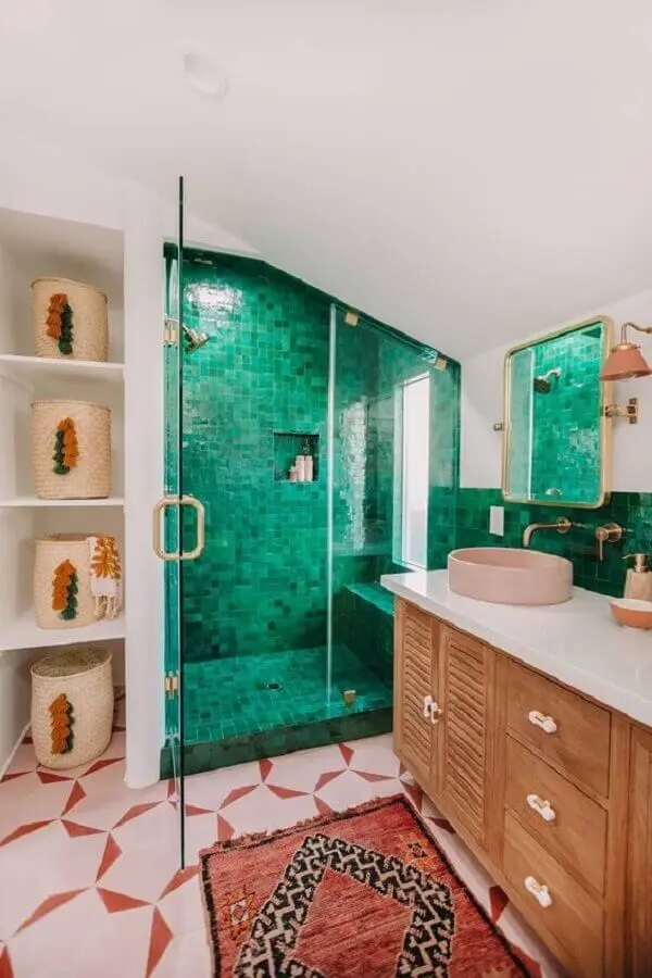 decoração com revestimento verde e tapete para banheiro com gabinete de madeira Foto MyDomaine