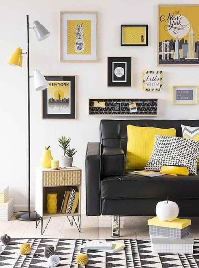 decoração com vários quadros para sala amarela e preta Foto Webcomunica