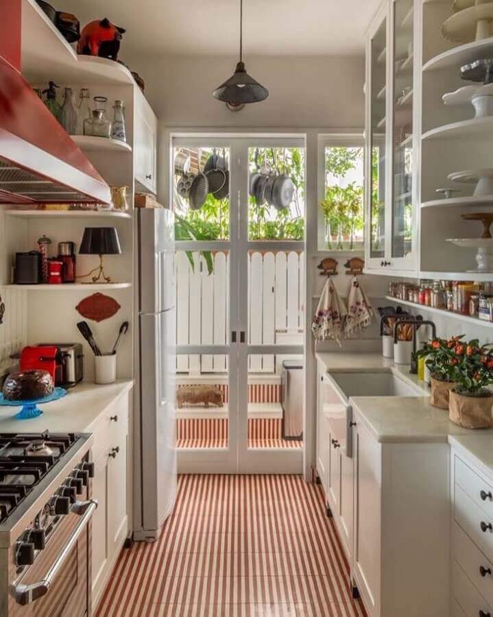decoração de cozinha com portas francesas Foto Ouriço Arquitetura e Design