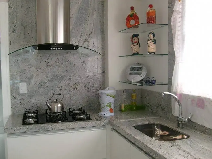 decoração de cozinha com prateleira de vidro de canto Foto Webcomunica
