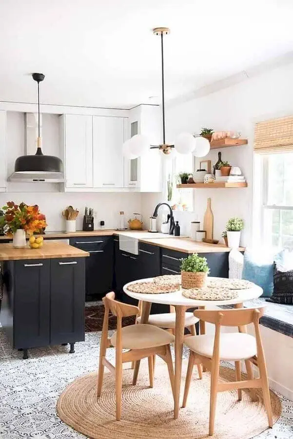 decoração de cozinha modulada preta e branca com bancada de madeira Foto We Heart It