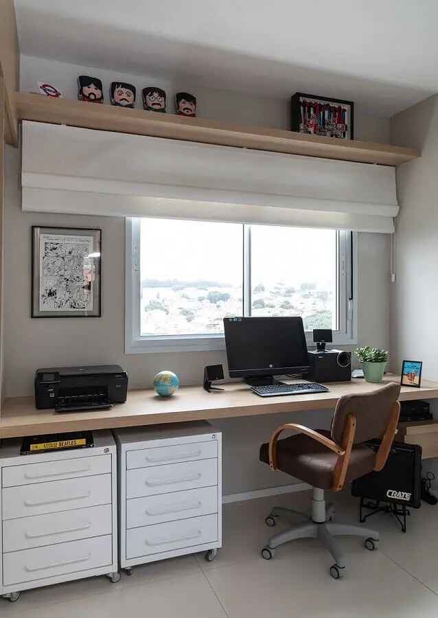 decoração de escritório em casa com bancada de madeira e gaveteiro branco Foto Marina Carvalho Arquitetura