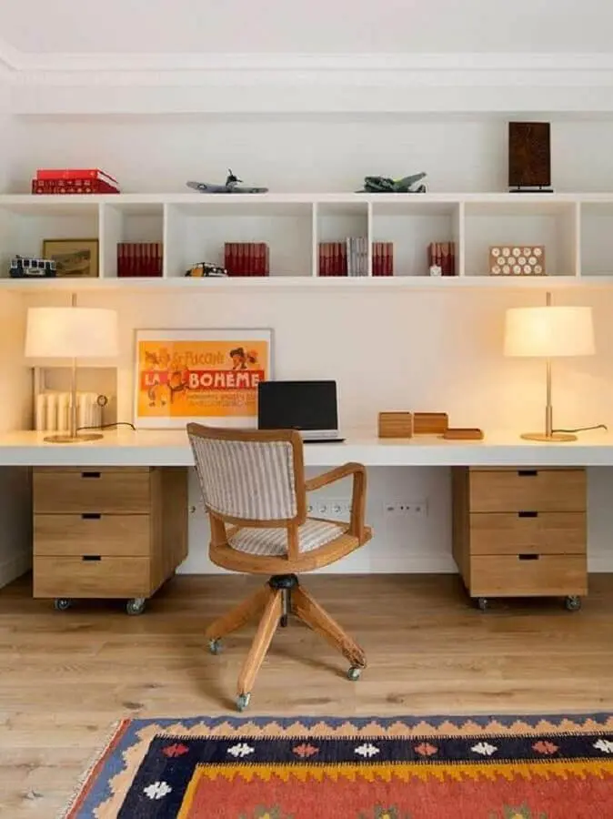 decoração de escritório em casa com cadeira de madeira giratória Foto Pinterest