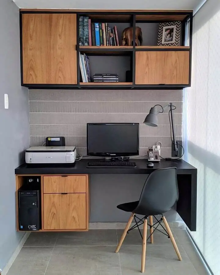 decoração de escritório em casa com móveis pretos com detalhes em madeira Foto Jeito de Casa