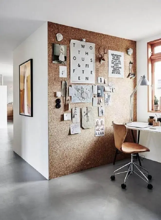 d5. Decoração de escritório em casa com parede de cortiça - Foto: Hunker