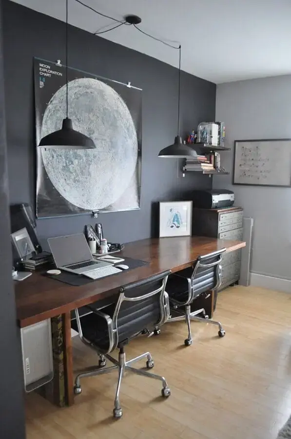decoração de escritório em casa com parede preta e bancada de madeira Foto One Architecture