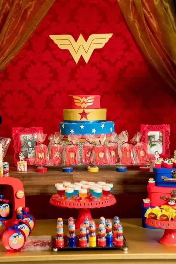 Wonder Woman's birthday party decoration Photo Glamour Chat