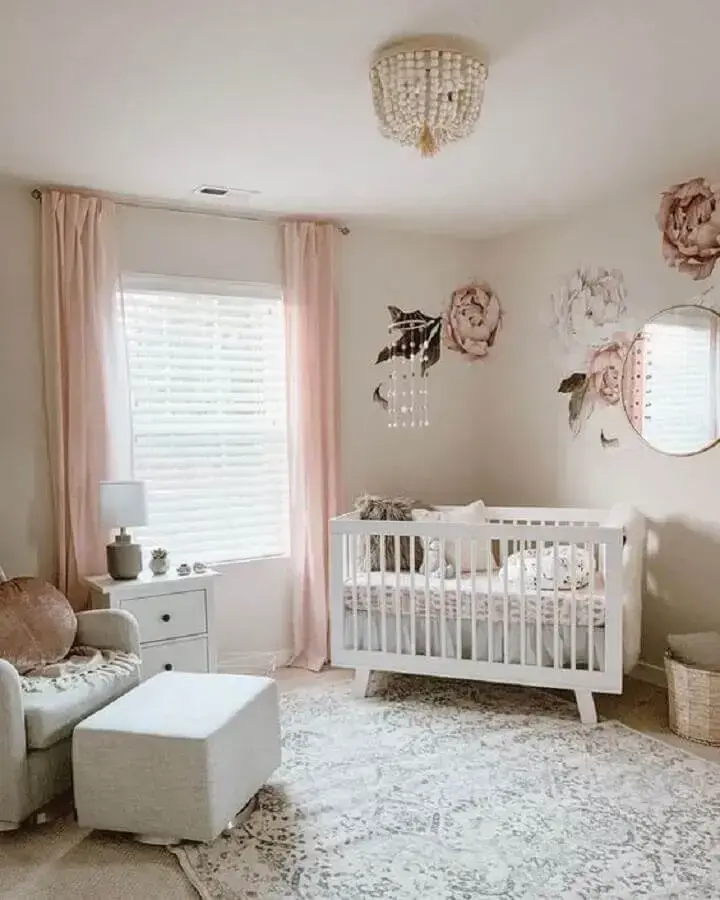 decoração de quarto de bebê rosa e branco com adesivo de flores grandes e espelho redondo Foto Urbanwalls