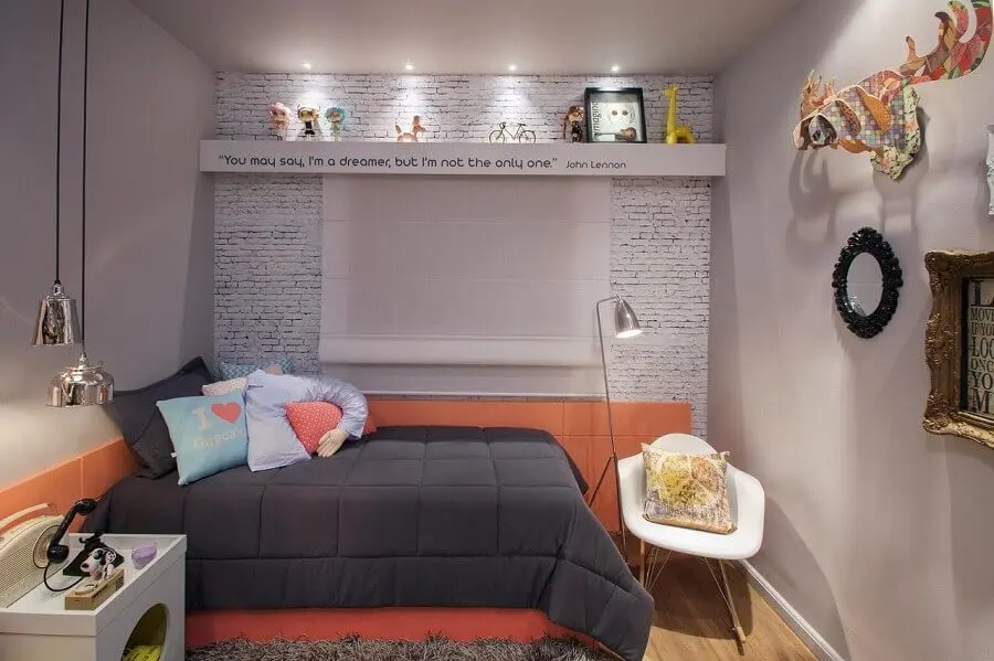 decoração de quarto de menina cinza e salmão com papel de parede de tijolinho Foto Sartori Design