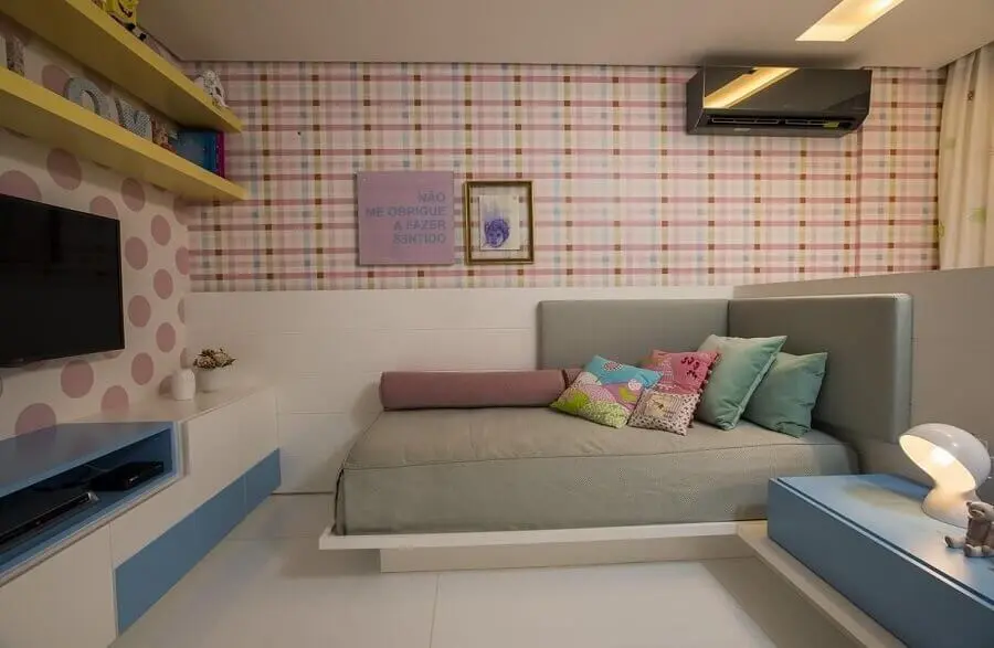 decoração de quarto de menina planejado com papel de parede xadrez Foto Rodrigo Maia
