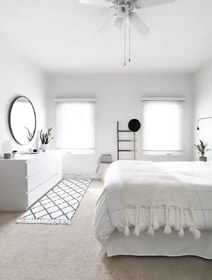 decoração de quarto minimalista todo branco com espelho redondo Foto Bloglovin'