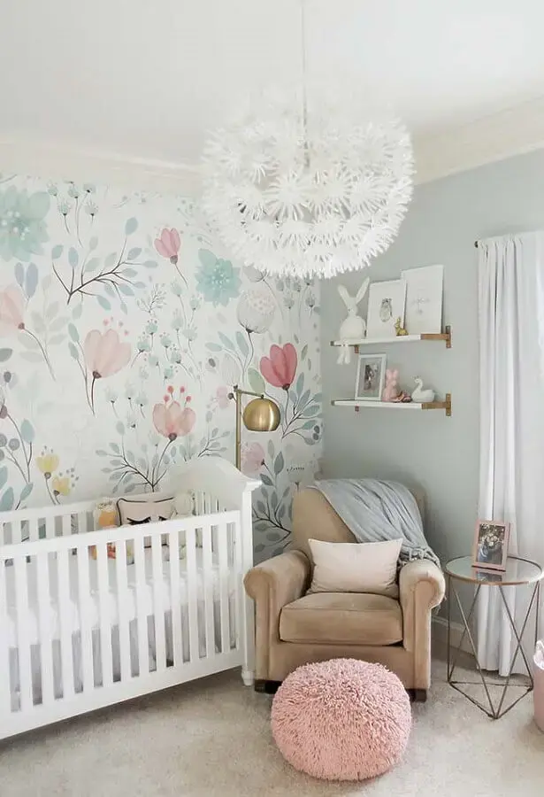 decoração delicada com papel de parede floral para quarto de bebê feminino Foto Coisas da Maria