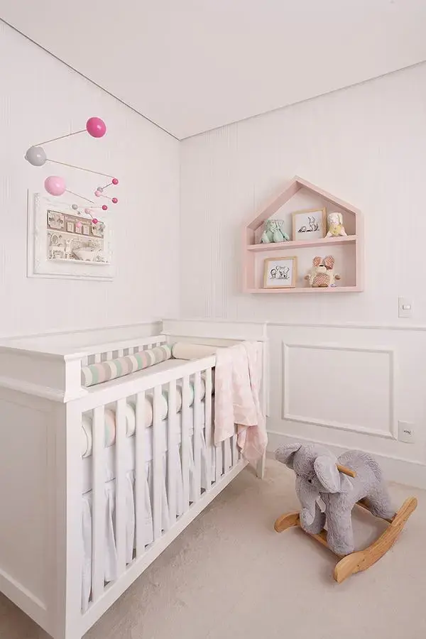 decoração delicada para quarto de bebê rosa e branco com nicho em formato de casinha Foto House Fashion Trend