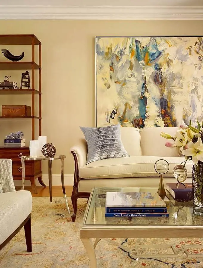 decoração em cores neutras para sala com estilo clássico com quadro abstrato Foto HomeAdore