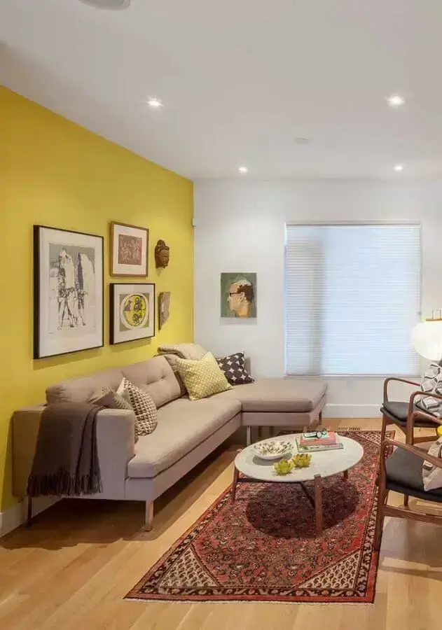 decoração em cores neutras para sala com parede amarela Foto Histórias de Casa