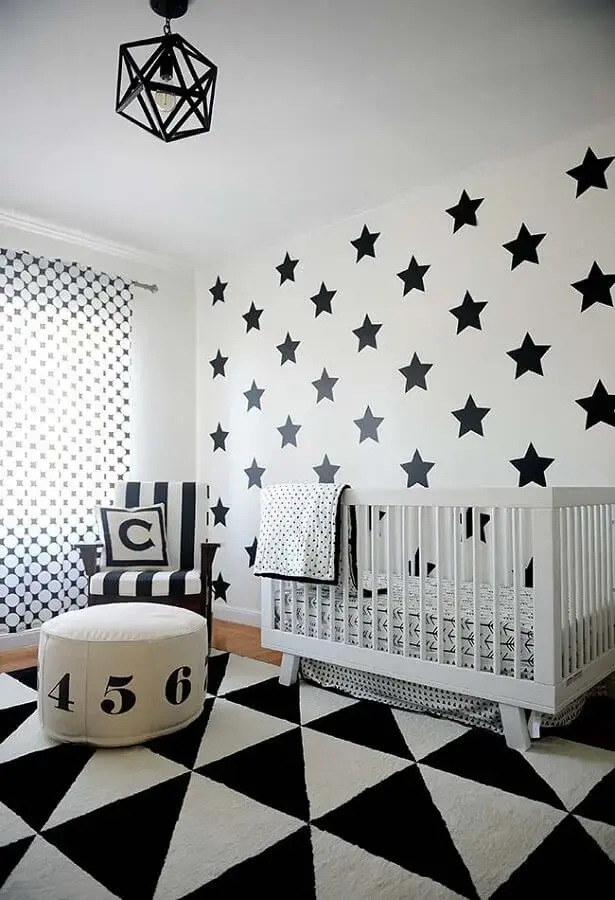 decoração em preto e branco com papel de parede para quarto de bebê com estrelas Foto Pinterest