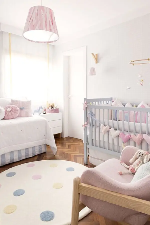 decoração em tons pastéis para quarto de bebê rosa branco e azul Foto Constance Zahn