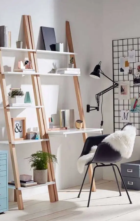 decoração minimalista com escrivaninha com estante Foto ArchZine