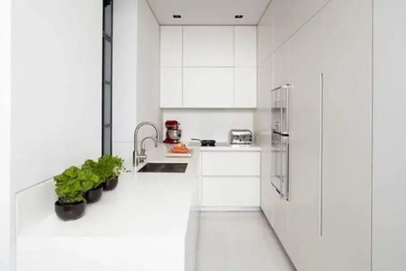 decoração minimalista para cozinha pequena toda branca Foto Trevor Lahiff Architects